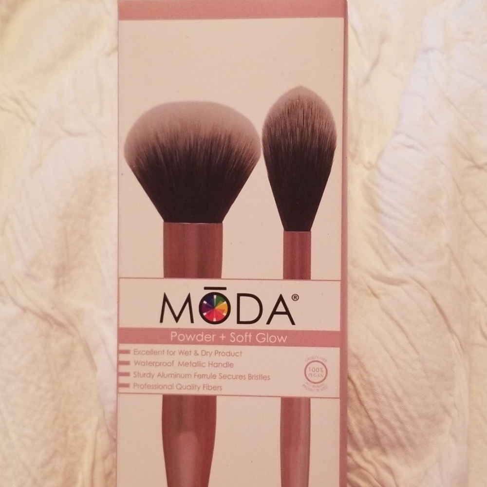 NEW in box. MODA powder and soft glow brushes.